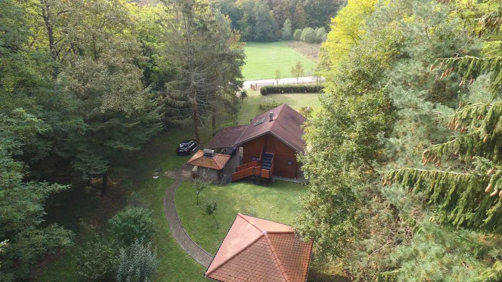 Kuća Vrata Plešivice okružena vinogradima i šumom